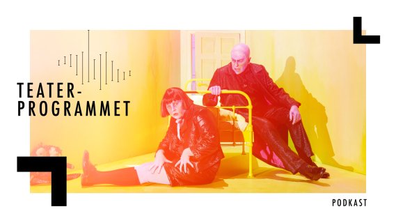 To menn i svarte outrerte klær sitter i et gult soverom. Påskrift "Teaterprogrammet" og "podkast"