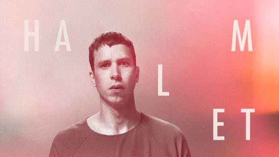 Svart-hvitt portrettbilde av alvorlig mann i 30-årene med kort mørkt hår. Han ser inn i kamera, og rundt ham danner asymmetriske bokstaver navnet "Hamlet"