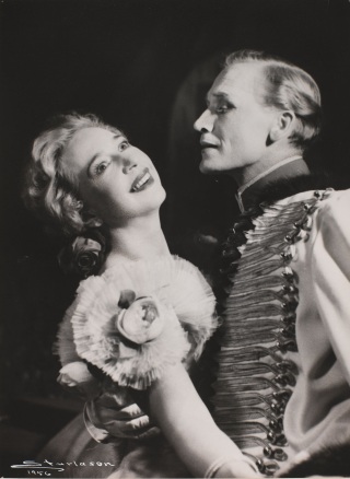 Wenche Foss i Den glade enke i 1956