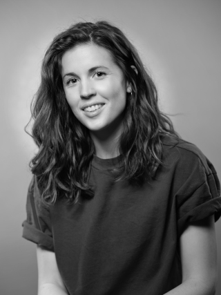 Portrett av en ung kvinne mot rosa bakgrunn