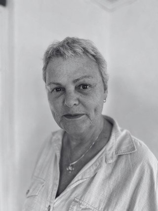 Svart hvitt-portrett av kvinne