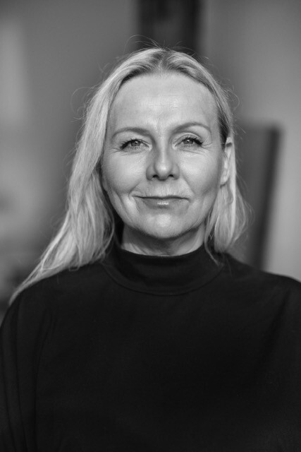 Sort hvitt-bilde av smilende Linn Skåber
